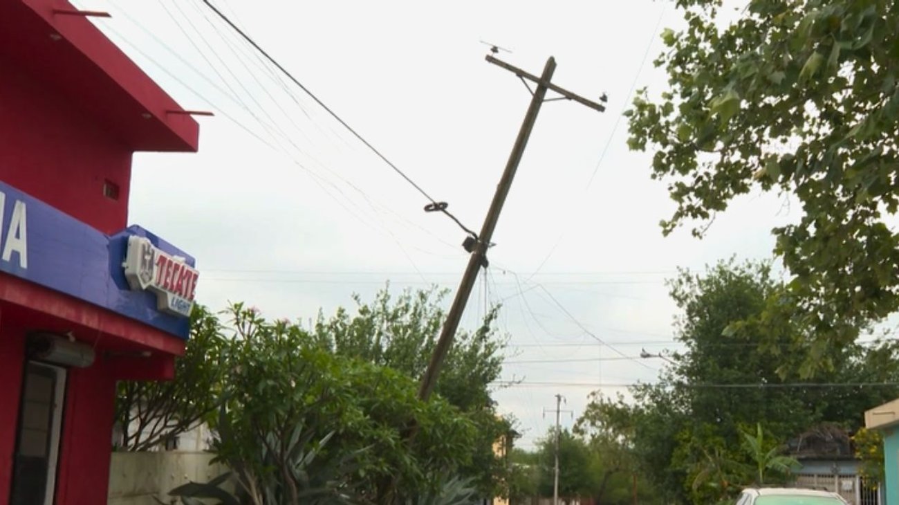 Vecinos alertan por poste de CFE a punto de colapsar en Guadalupe