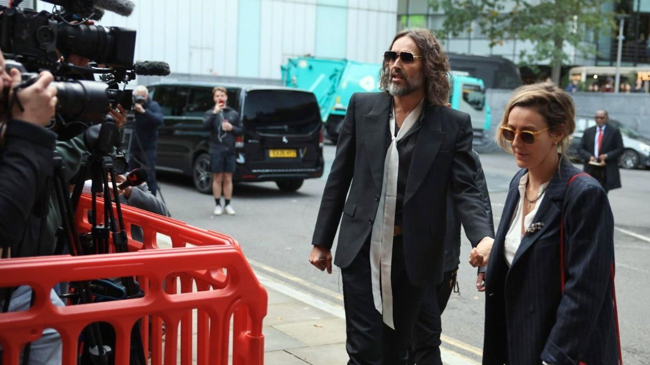 Fiscalía llama a Russell Brand depredador sexual al abrir juicio