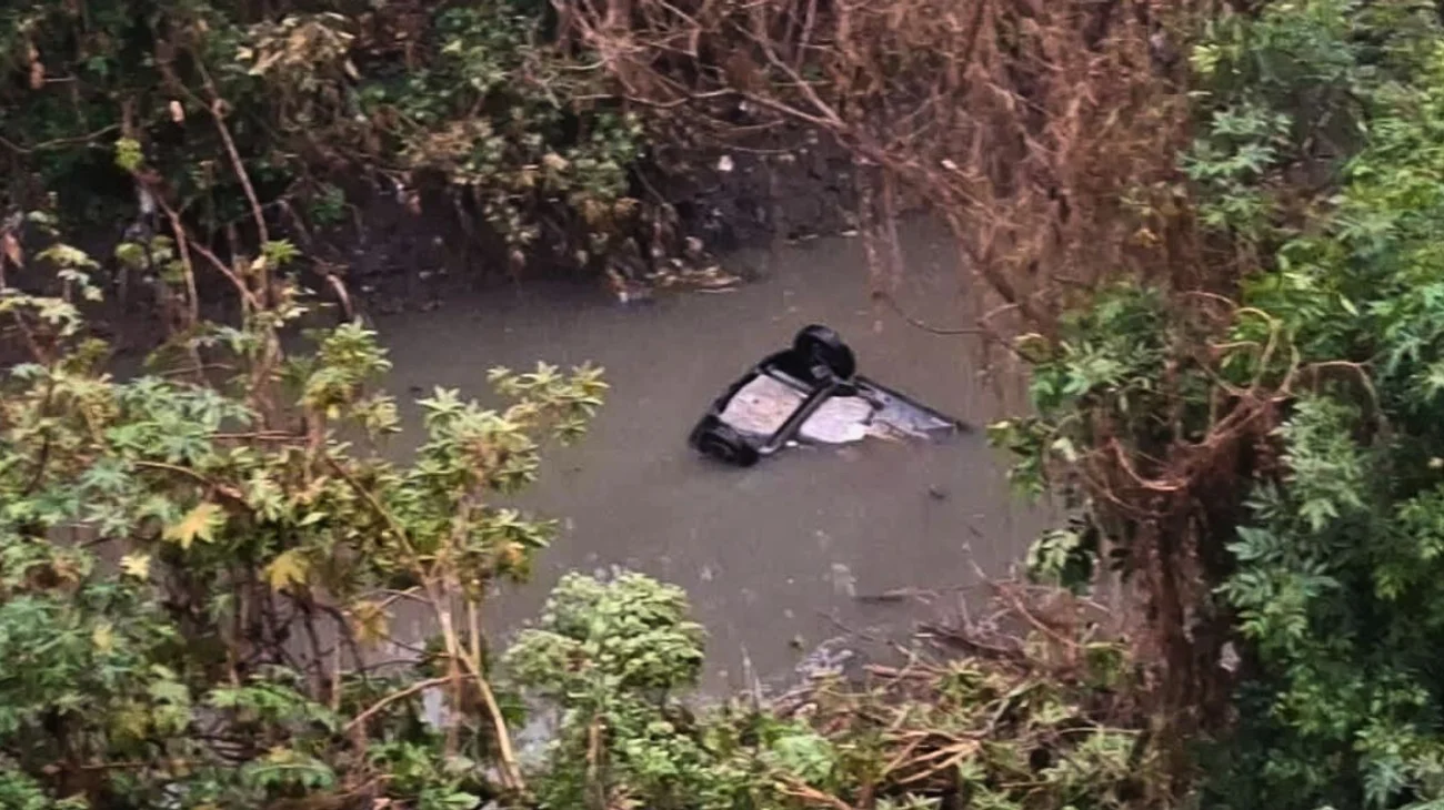 Mueren cinco alumnos de la UNAM tras caer de 10 metros a un canal