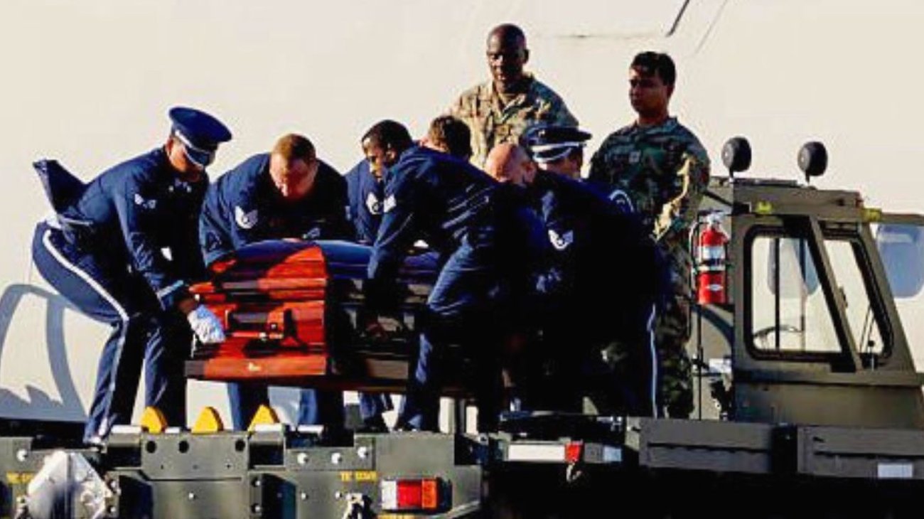 El cuerpo de Kirk llega a Arizona escoltado por fuerzas de EUA