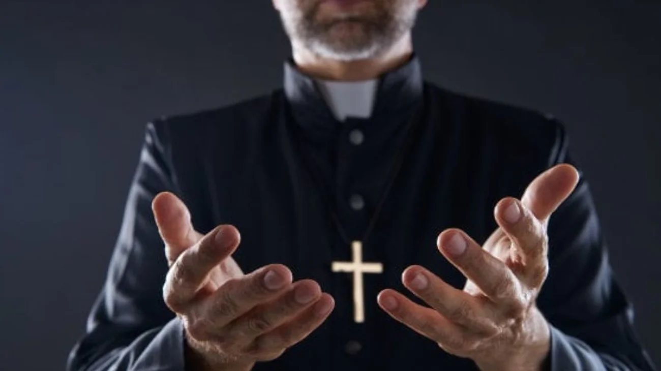 Sacerdote vacía las cuentas de fieles con problemas psiquiátricos