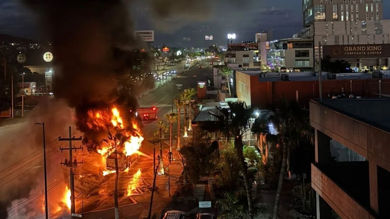 Se incendia camión sobre el bulevar Kino en Hermosillo