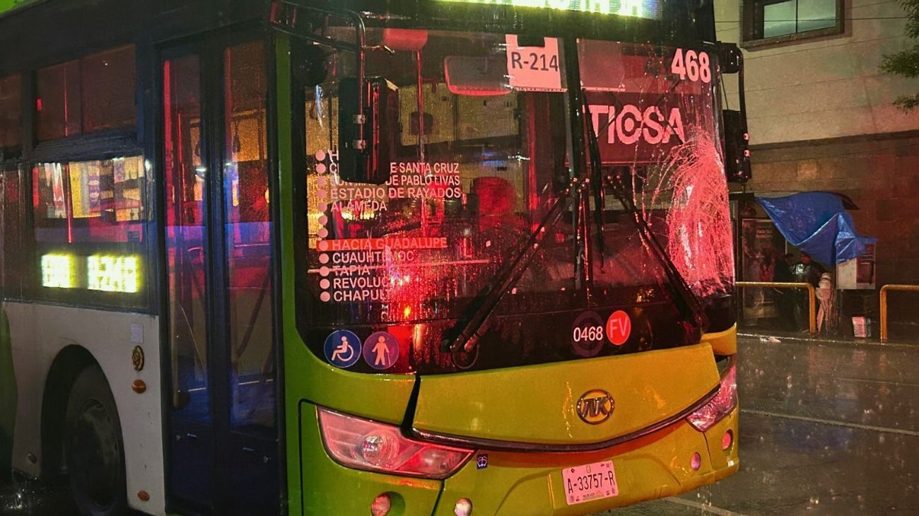 Sufre hombre doble atropello de camiones urbanos en Monterrey