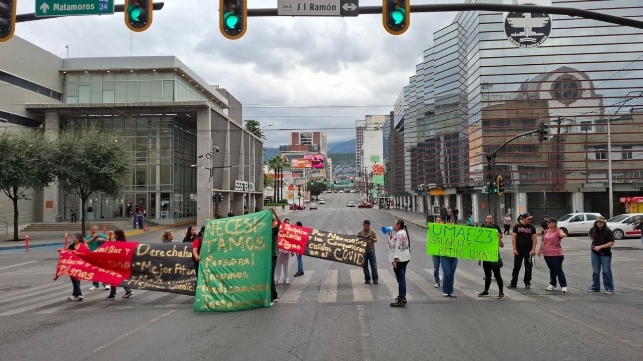 Protestan por tercer día consecutivo trabajadores del IMSS