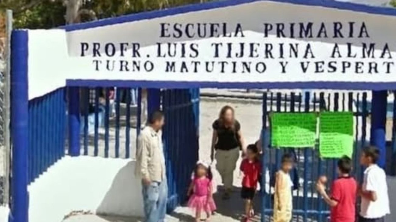 Bloquean padres de familia escuela en Guadalupe por juego Chamoy 