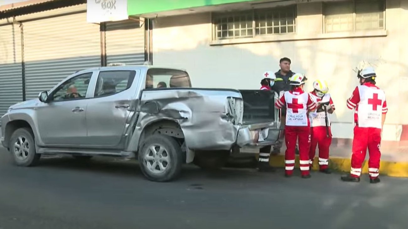 Choque con camión urbano deja tres lesionados en Monterrey