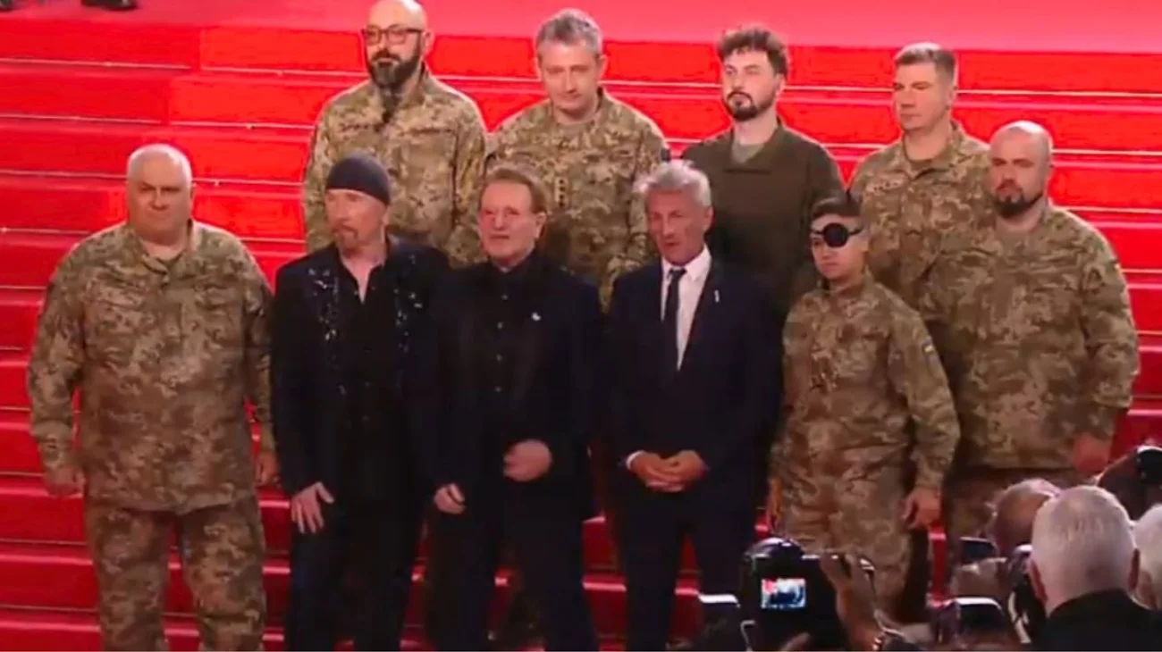 Bono llega al Festival de Cannes rodeado de soldados ucranianos