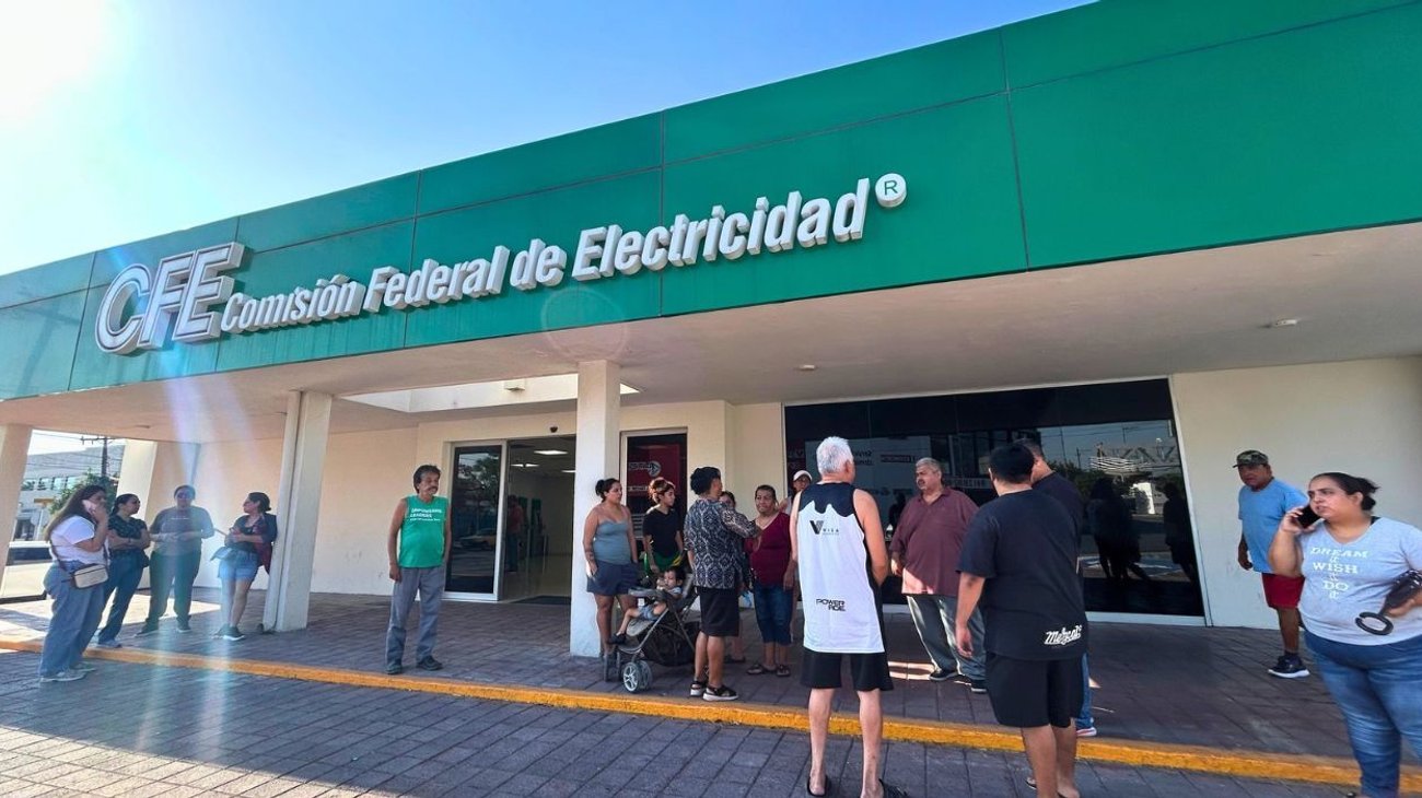 Vecinos protestan ante CFE por llevar más de una semana sin luz