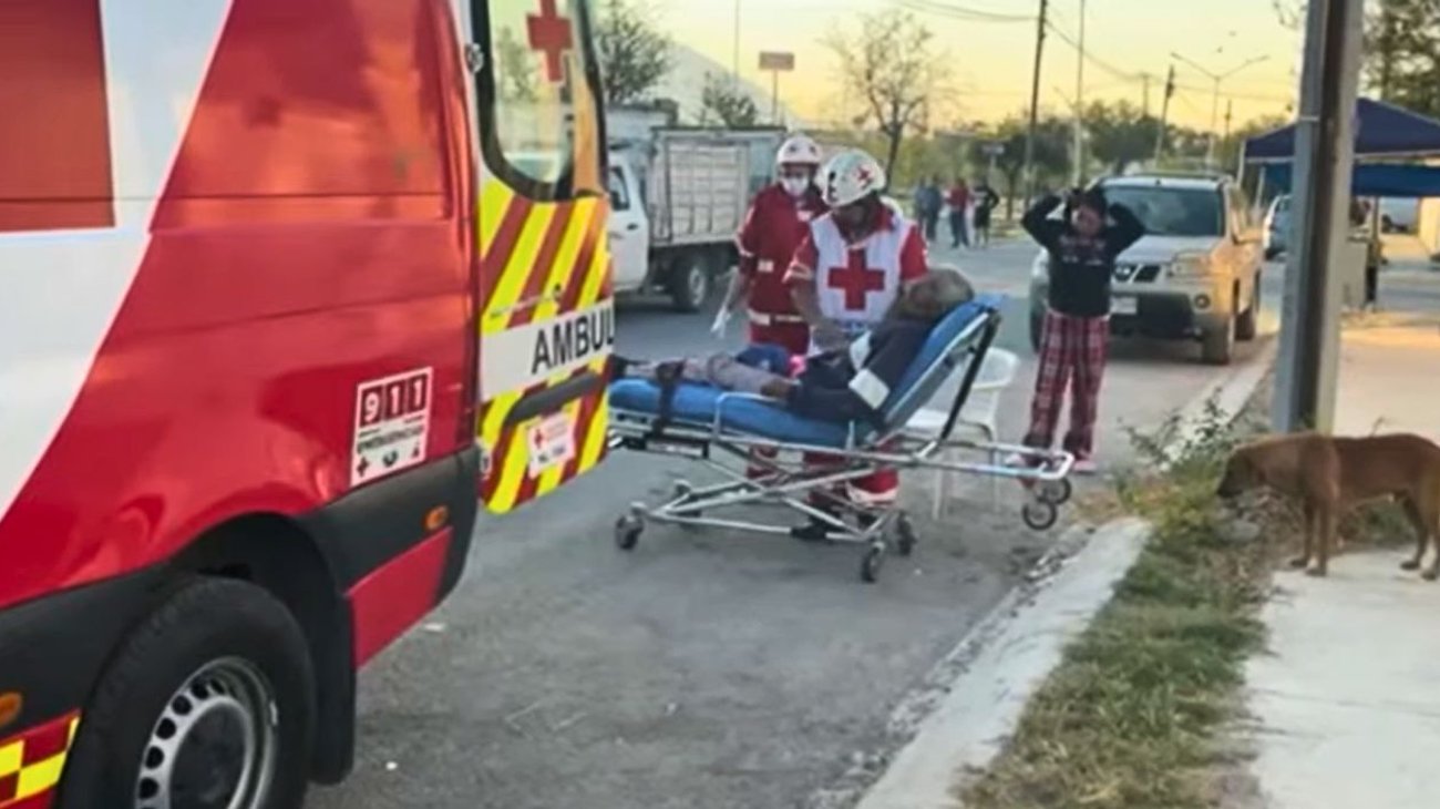 Hombre de la tercera edad resbala y se lesiona en Escobedo