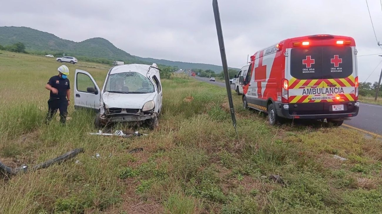 Vuelca camión de paquetería en Montemorelos; reportan dos heridos