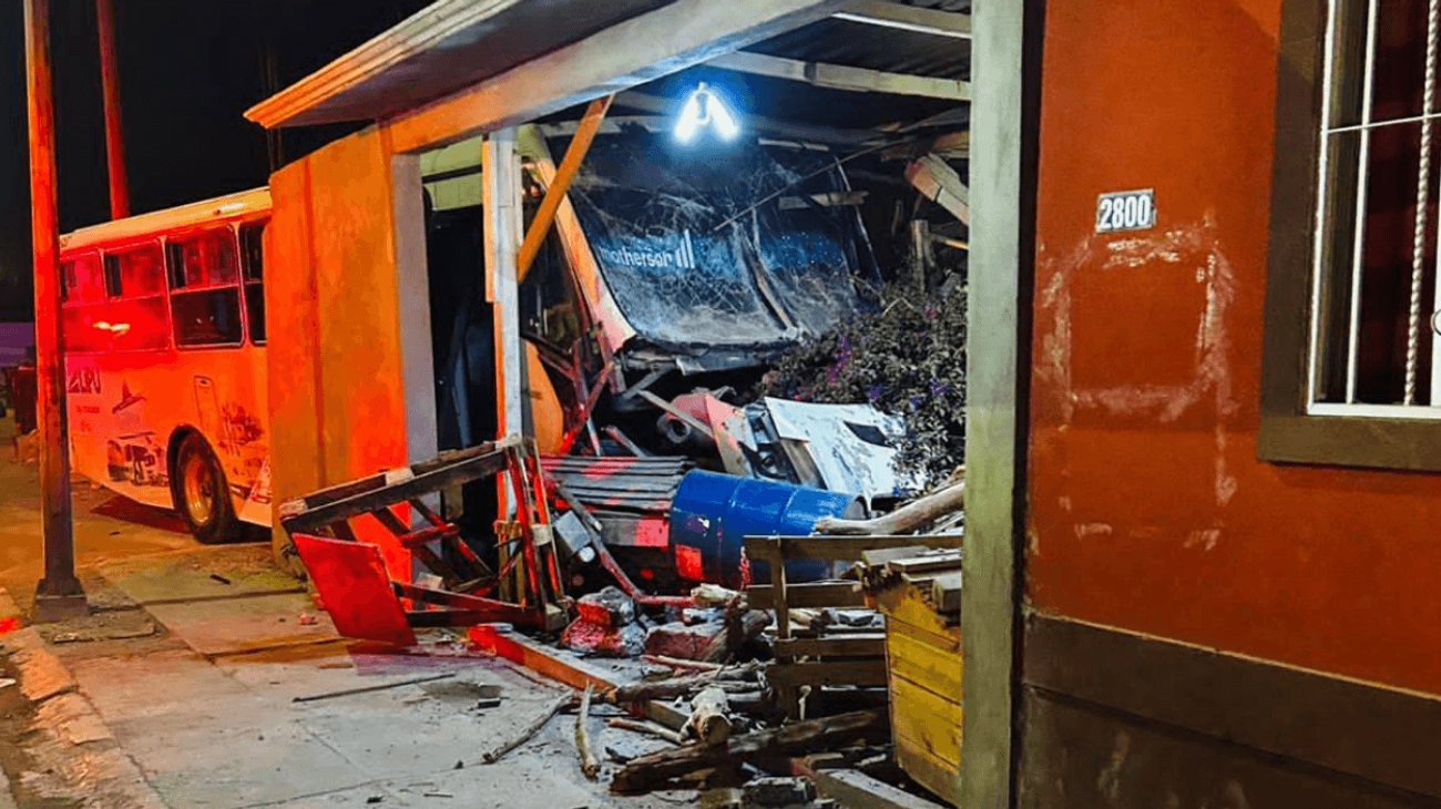 Camión se incrusta en vivienda de Ramos Arizpe