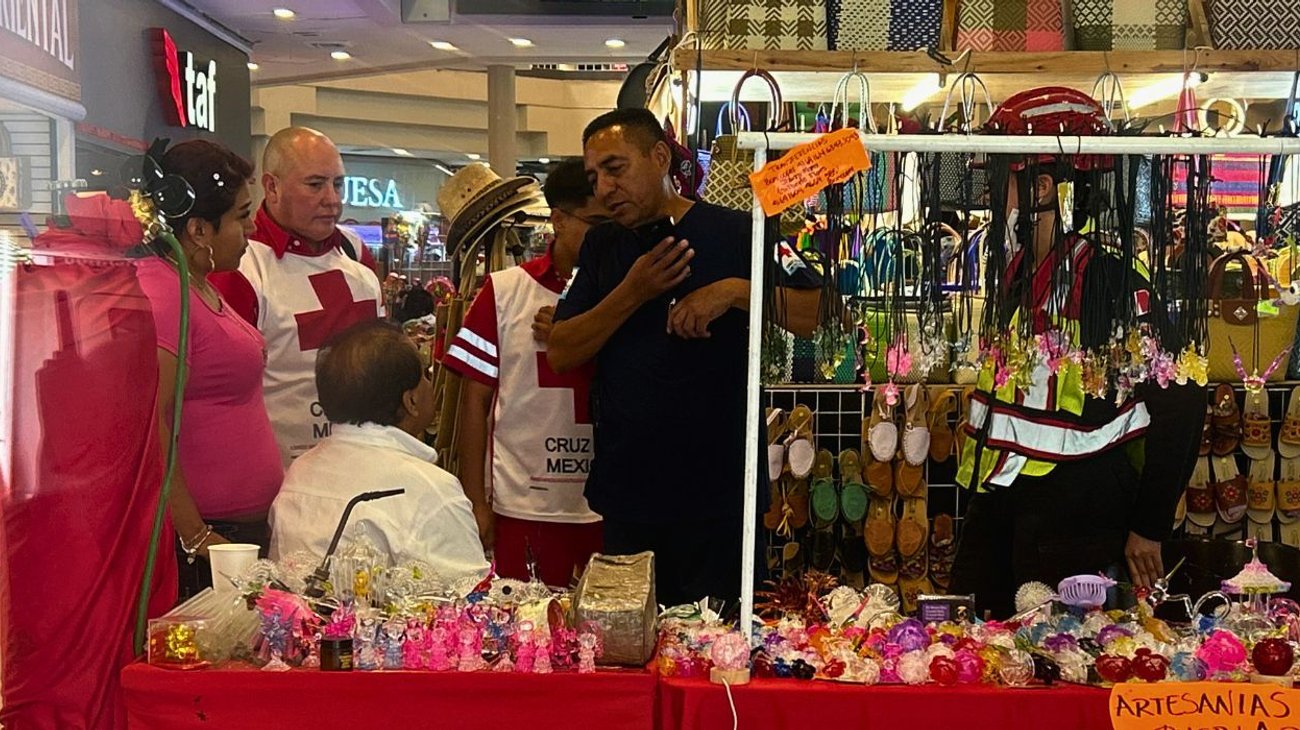 Auxilian a artesano con síntomas de infarto en Plaza México