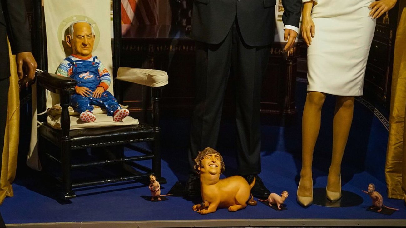 Exhiben a Netanyahu como Chucky y a Milei como perro de Trump