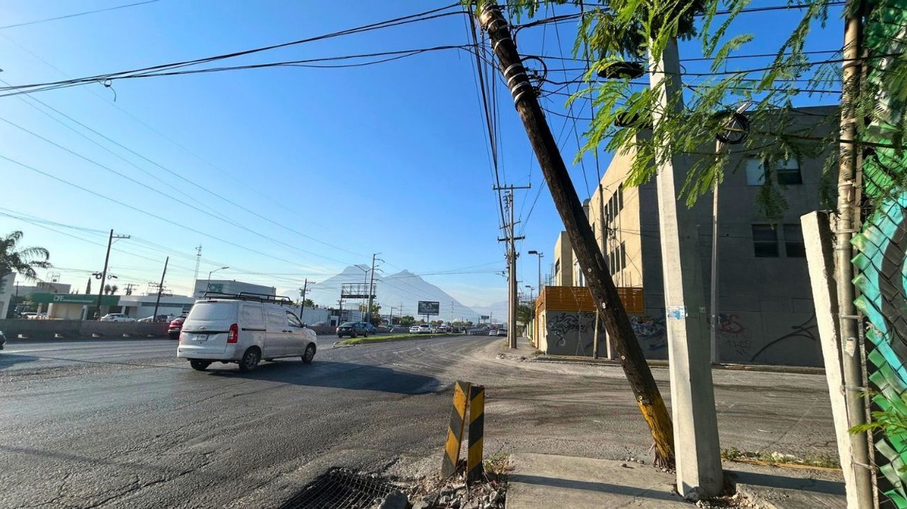 Poste y alcantarilla ponen en riesgo a peatones en Av. Churubusco
