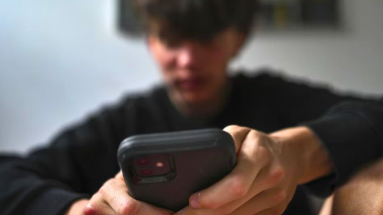 Chatbots de Meta evitarán temas como suicidio y sexo con menores