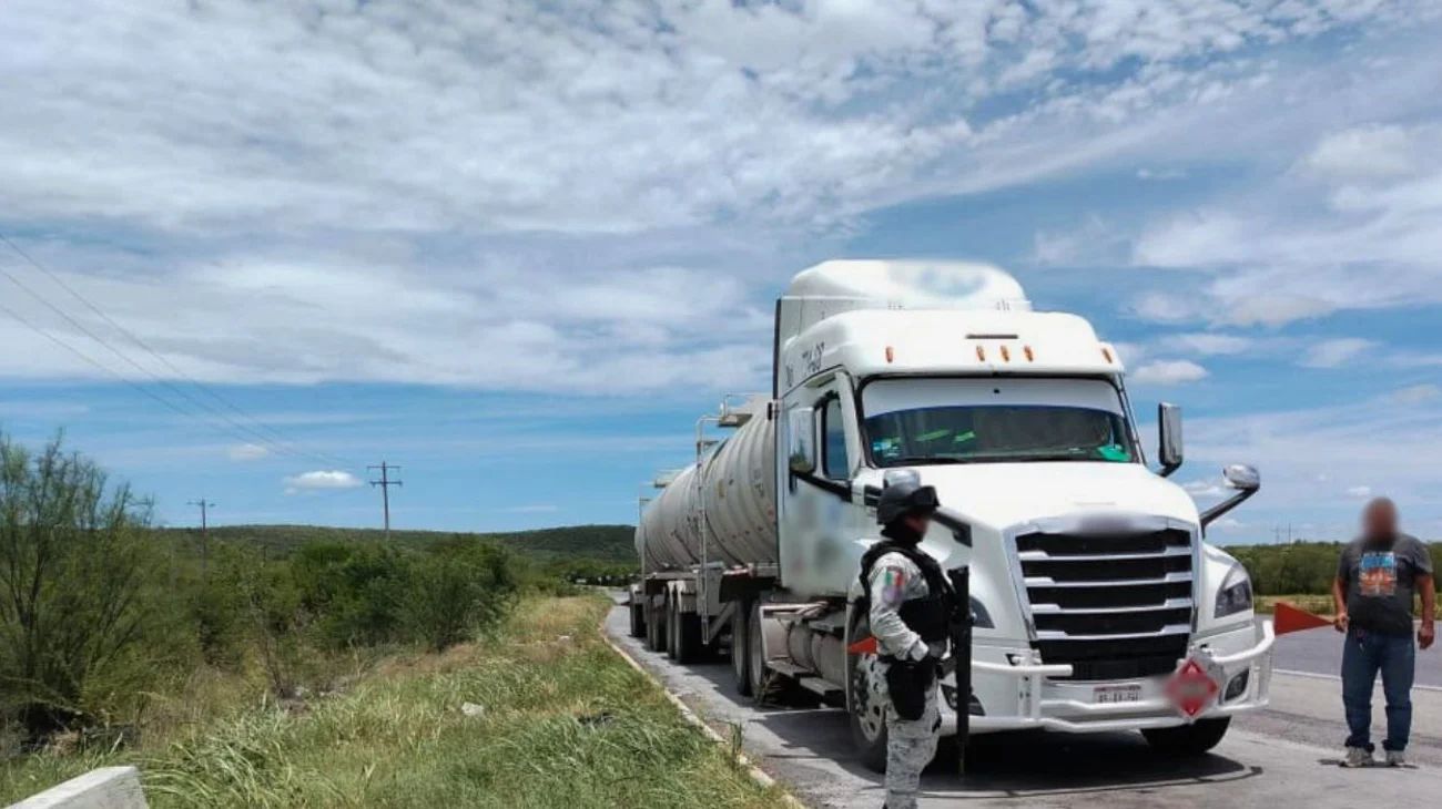 Detienen a conductor por transportar hidrocarburo ilícito en NL