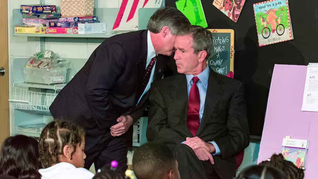 Bush pinta el momento en que le avisaron del ataque del 11S