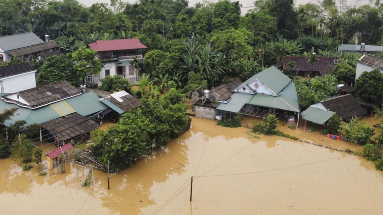 Lluvias dejan 35 muertos y miles de hogares inundados en Vietnam