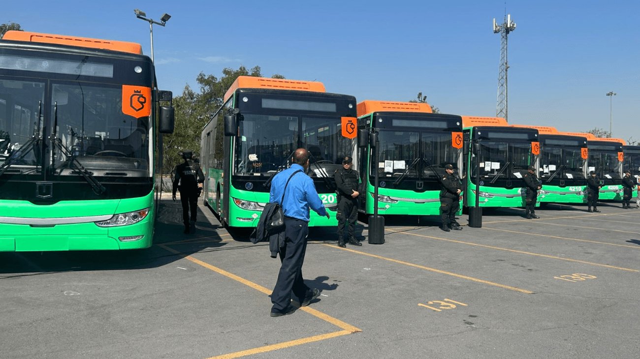 Entrega Samuel García 60 unidades de transporte para la Cuenca 4
