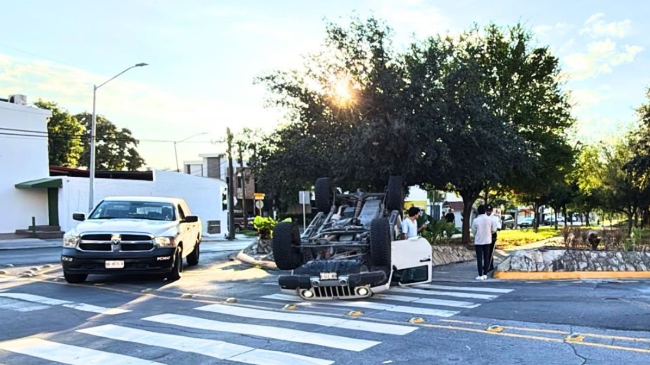 Chocan dos camionetas y una vuelca en San Jerónimo, Monterrey