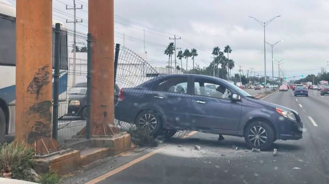 Choca y queda sobre camellón central en Escobedo
