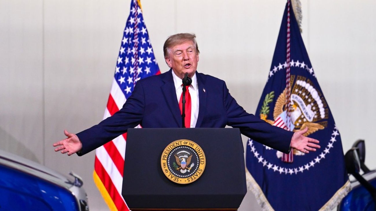Freno judicial a Trump por usar dinero público en anuncios