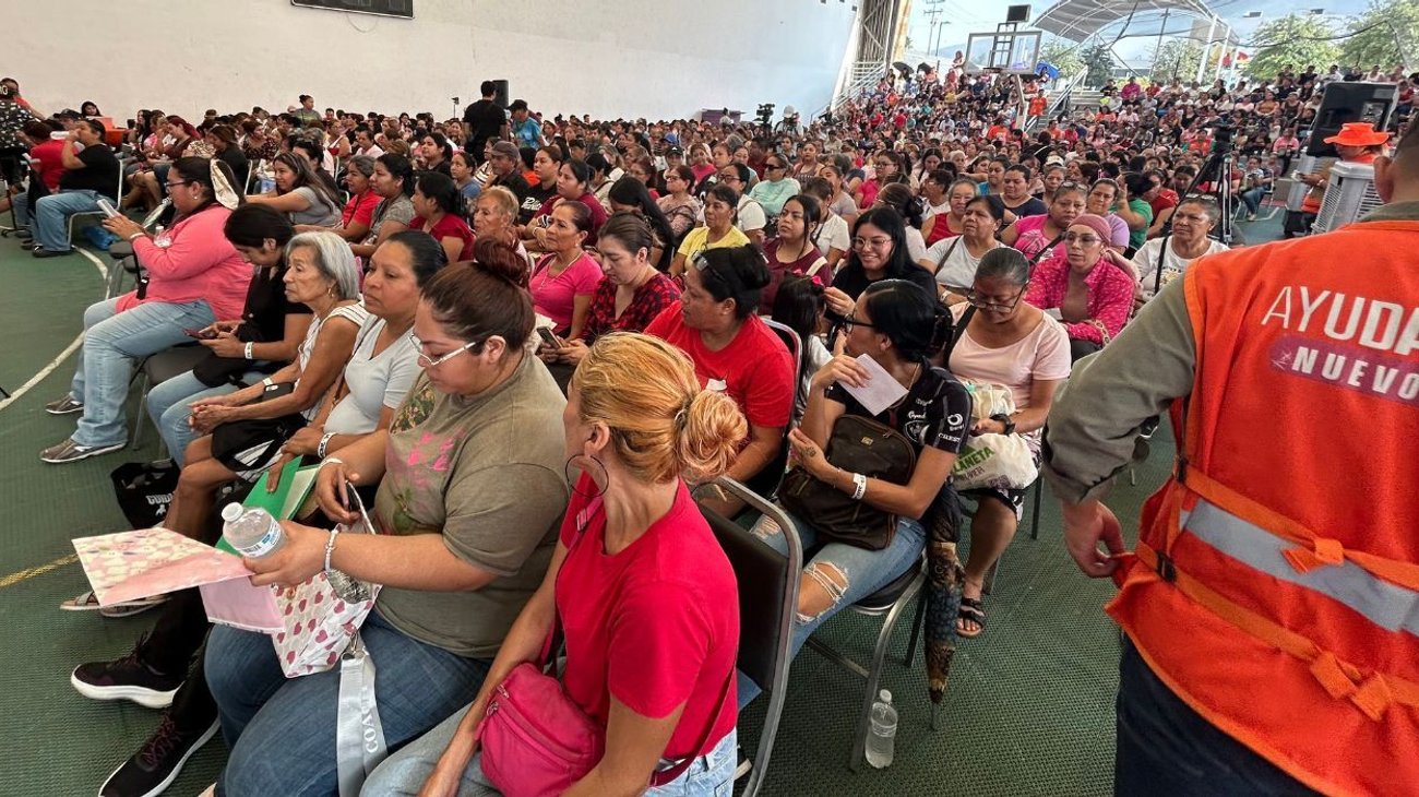 Entregan 2,500 tarjetas de apoyo a mujeres al norte de Monterrey