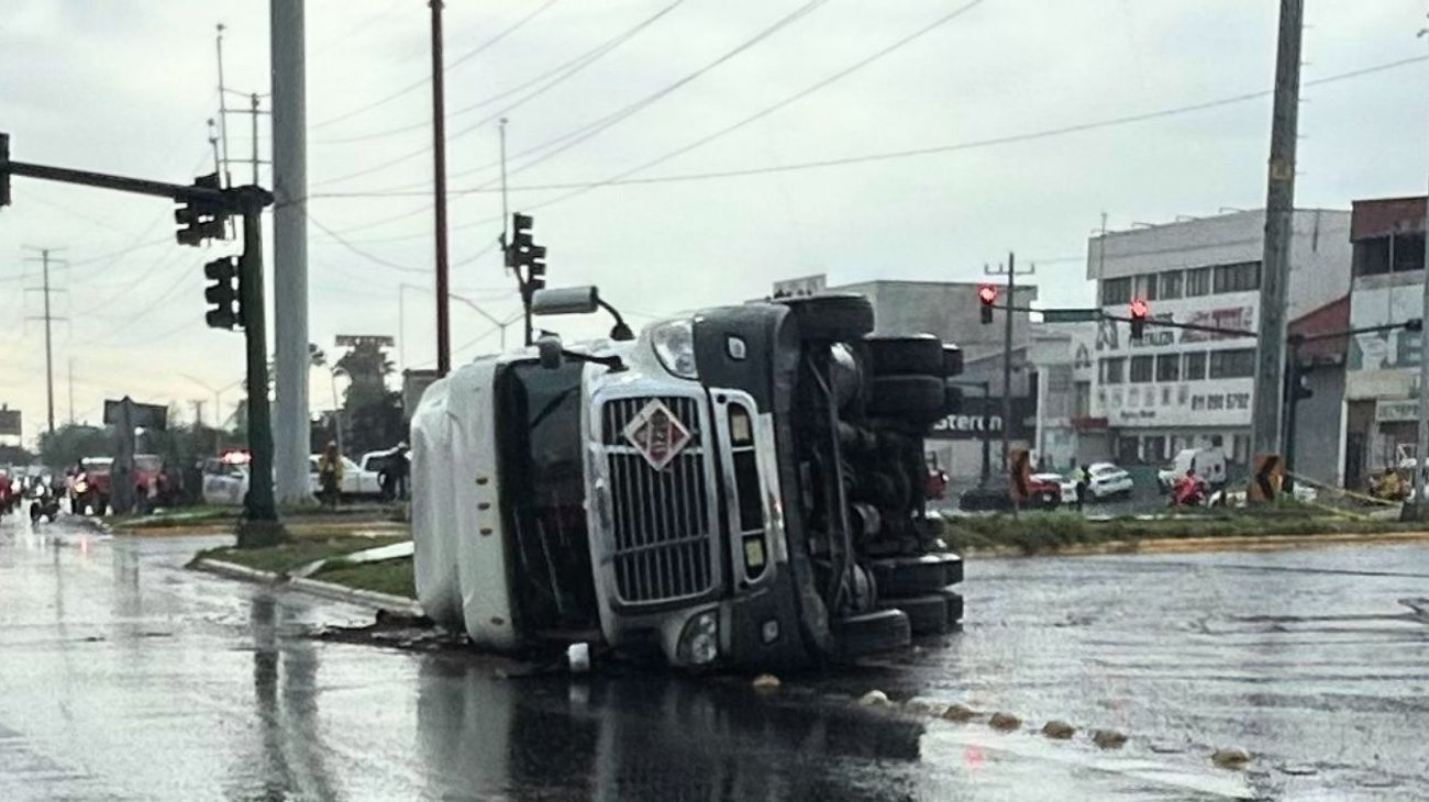 Pipa vuelca en curva de avenida Lincoln en García