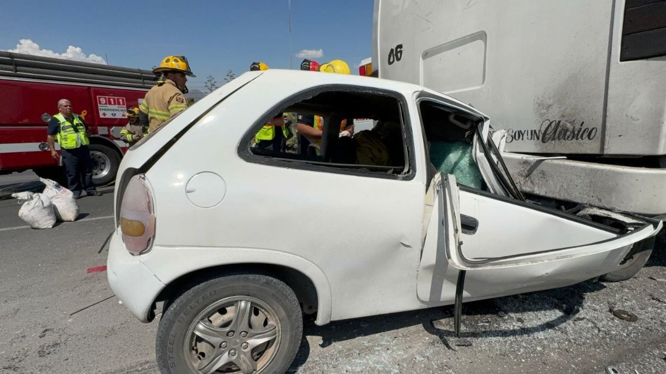 Queda conductor prensado tras choque en carretera a Zacatecas