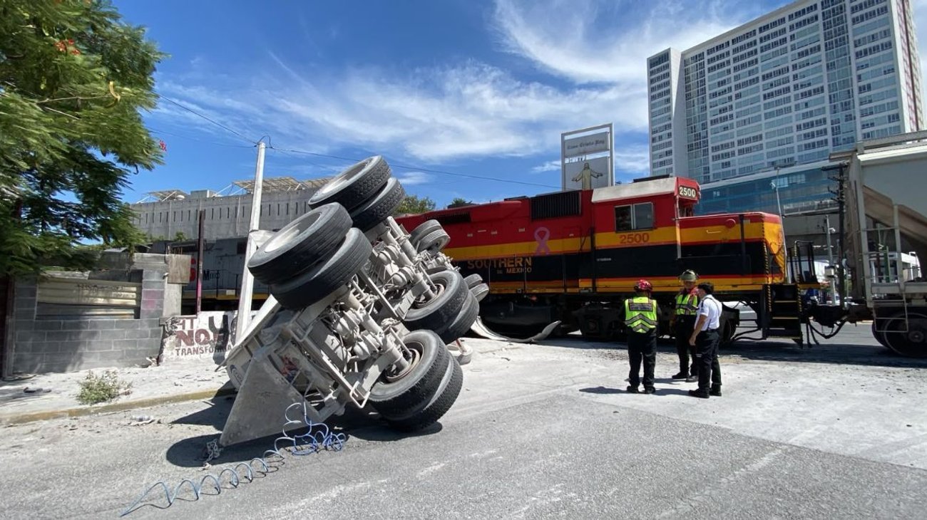 Intenta camión ganarle el paso al tren y lo impacta sobre Colón