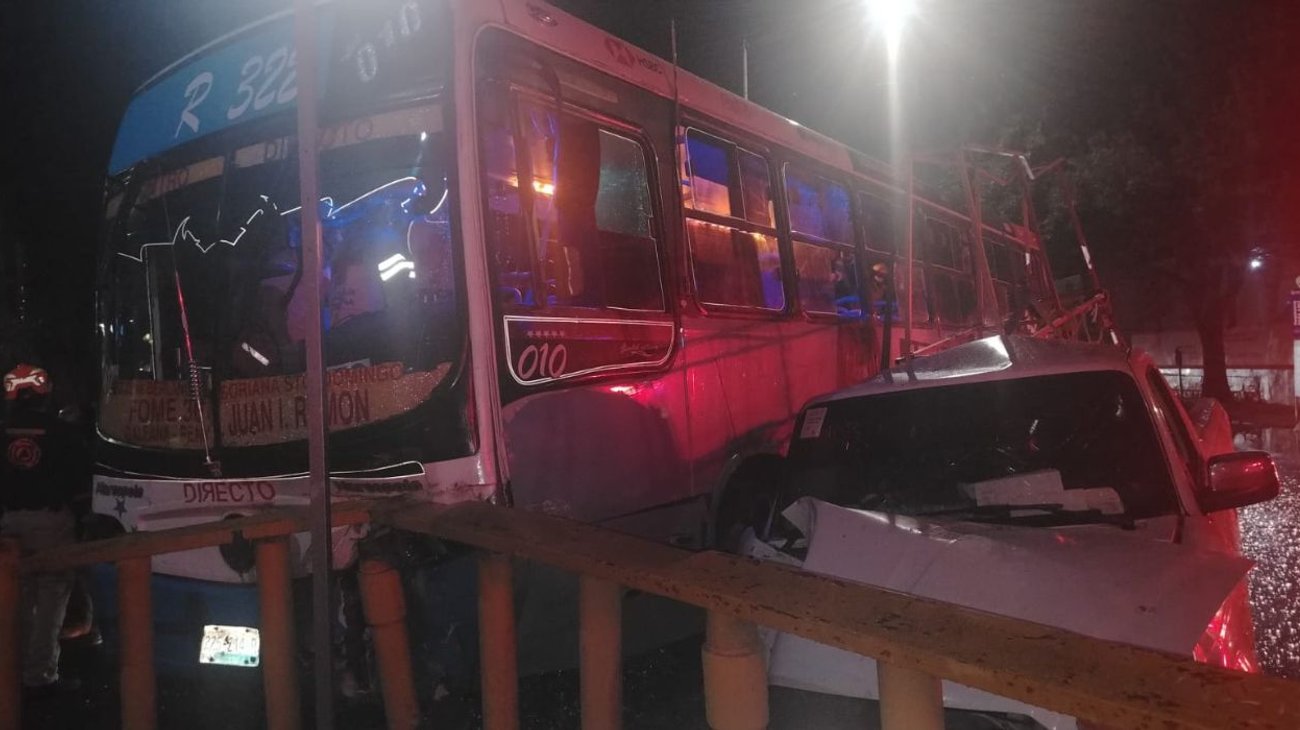 Choque entre camión y camioneta deja 15 lesionados