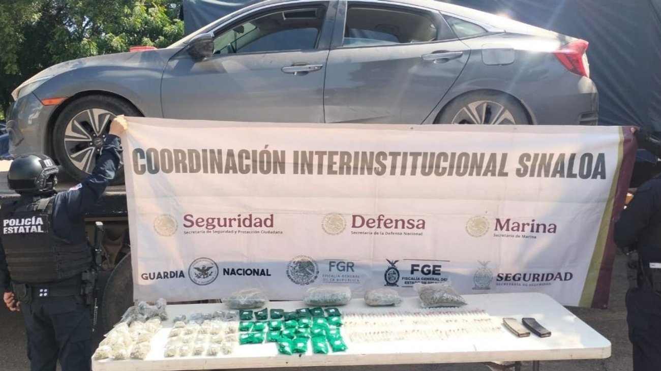 Aseguran auto con droga y cartuchos en Barrancos, Sinaloa