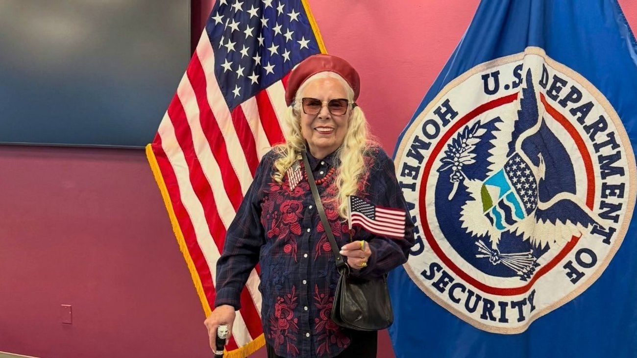 Joni Mitchell es ciudadana de EUA tras vivir 60 años en el país