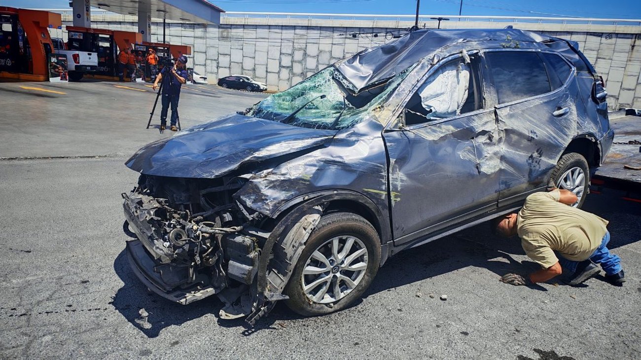 Camioneta intenta ganarle el paso al tren y termina volcada