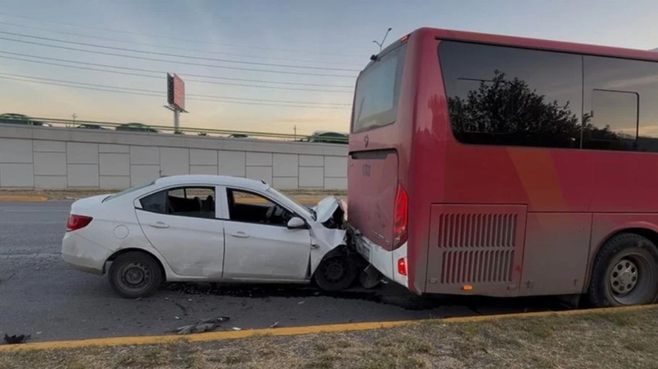 Choca automovilista contra transporte sobre bulevar Fundadores