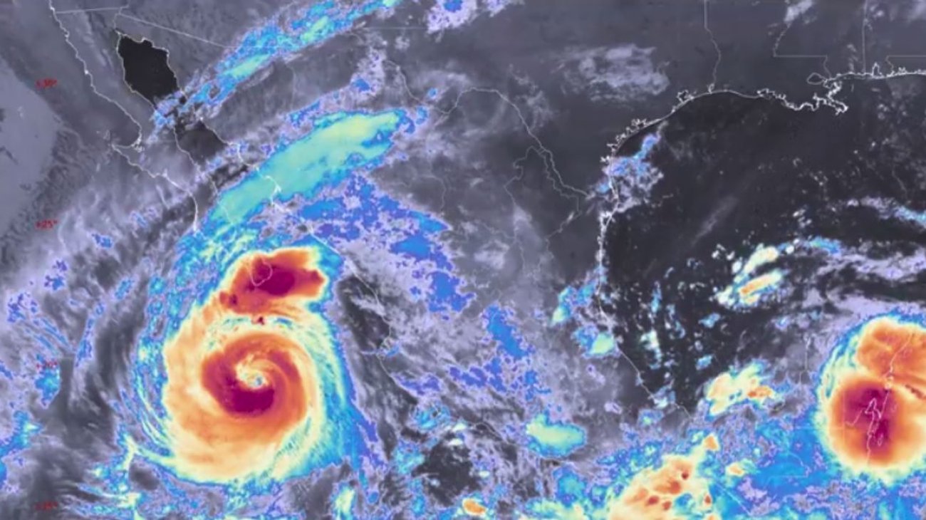 Huracán Priscilla se intensifica a categoría 2 en costa de México