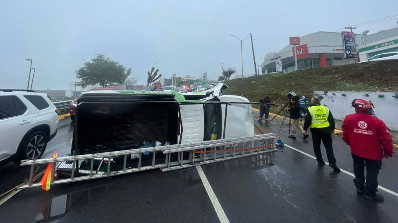 Camioneta impacta contra muro y vuelca en Monterrey