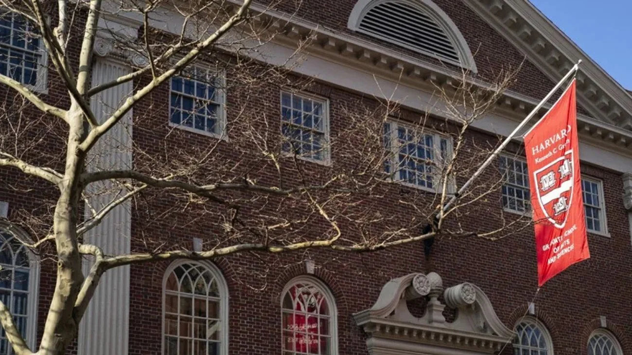 Ordena ICE a Harvard entregar datos sobre estudiantes extranjeros