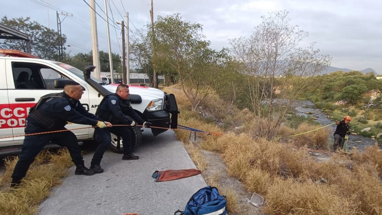 Rescatan a mujer que cayó al río Pesquería en Apodaca