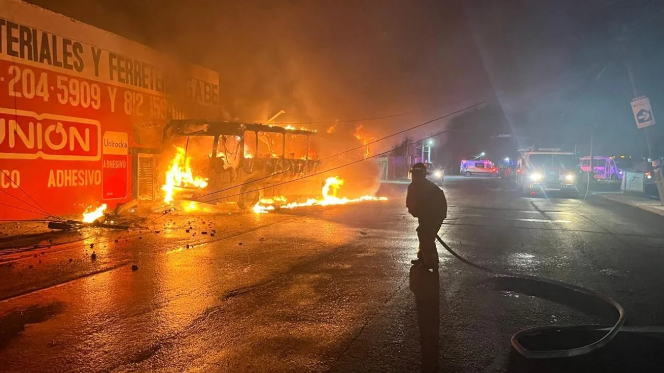 Se incendia camión de transporte de personal en Pesquería