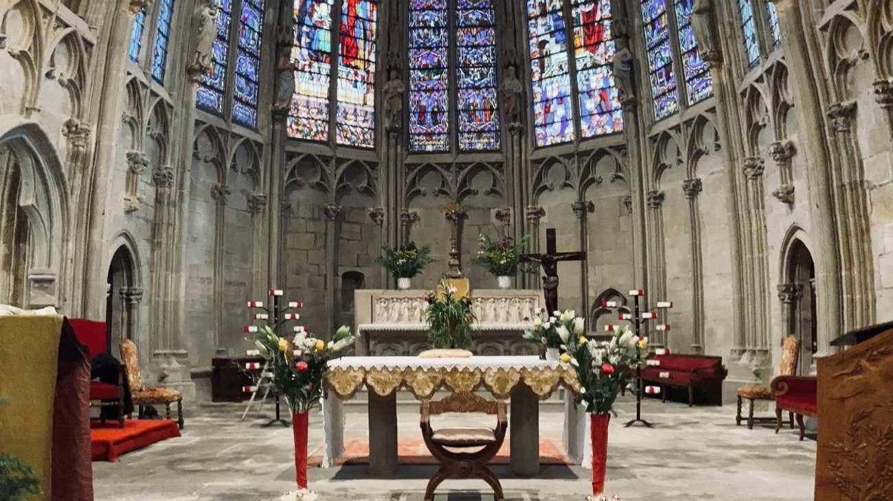 Sacerdote causa polémica por burlarse de izquierdistas en misa