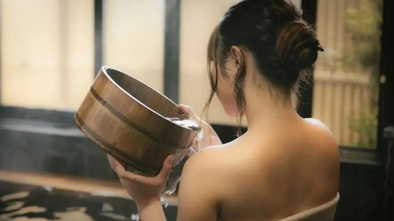 Empleado de hotel irrumpe en baño nudista de mujeres