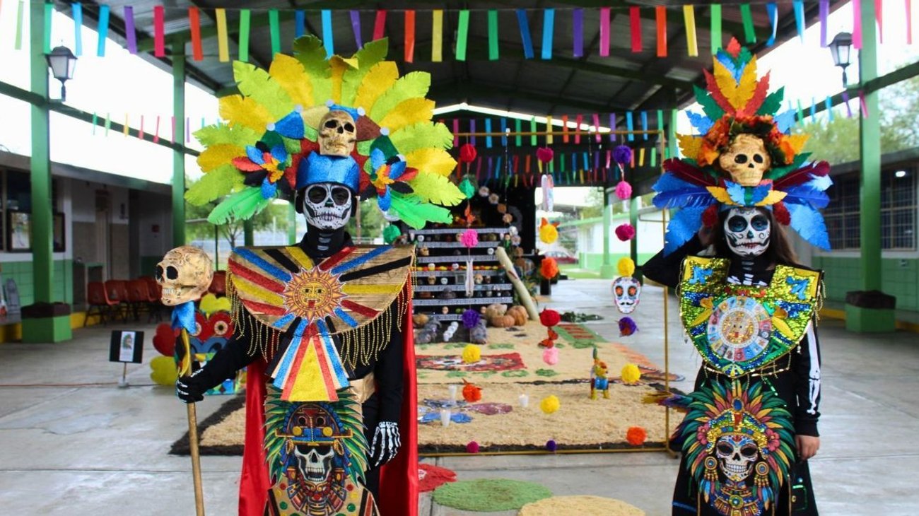 Alumnos de Allende realizan altar prehispánico por Día de Muertos
