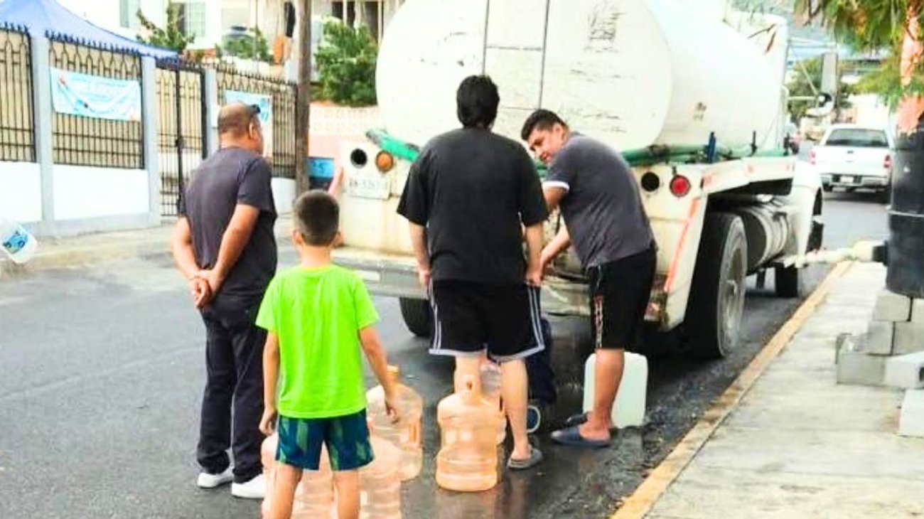 Santa Catarina reparte agua en colonias tras falla eléctrica