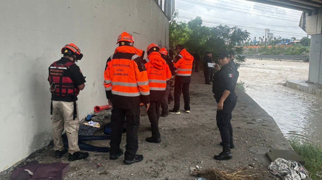 Rescatan a hombre atrapado en corriente del río Santa Catarina