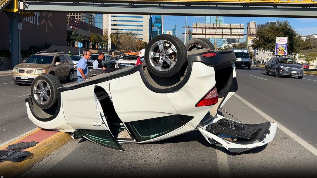 Choque tipo volcadura deja dos lesionados en Av. Lázaro Cárdenas
