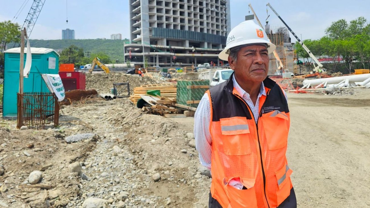 Entre cascos y cruces: historias en día de la construcción