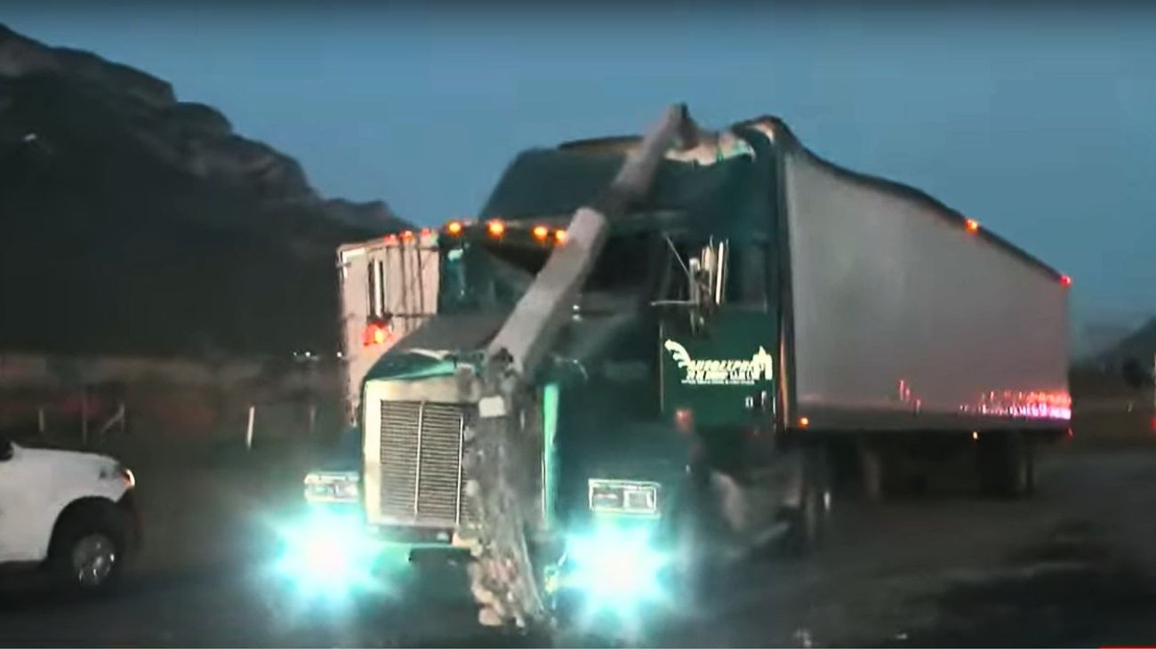Tráiler choca contra poste en la carretera a Saltillo
