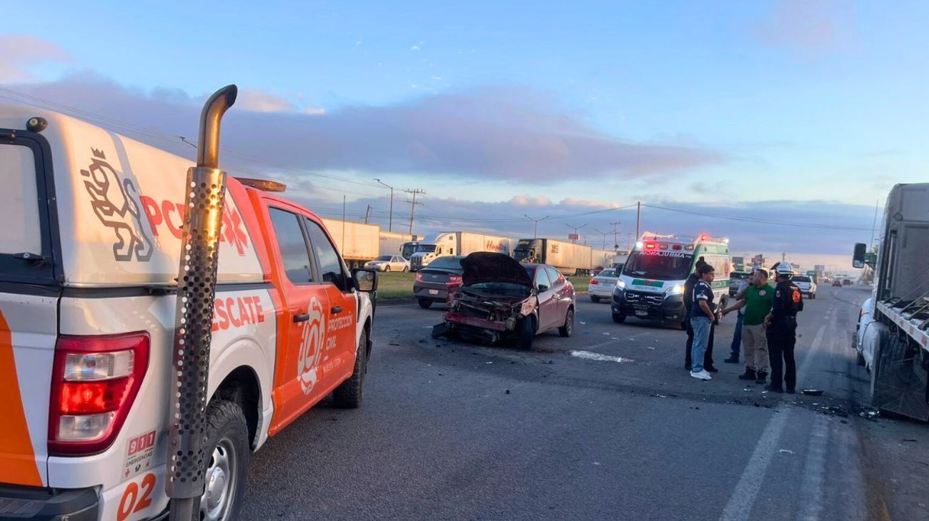 Protagonizan tráiler y vehículo accidente en Ciénega de Flores