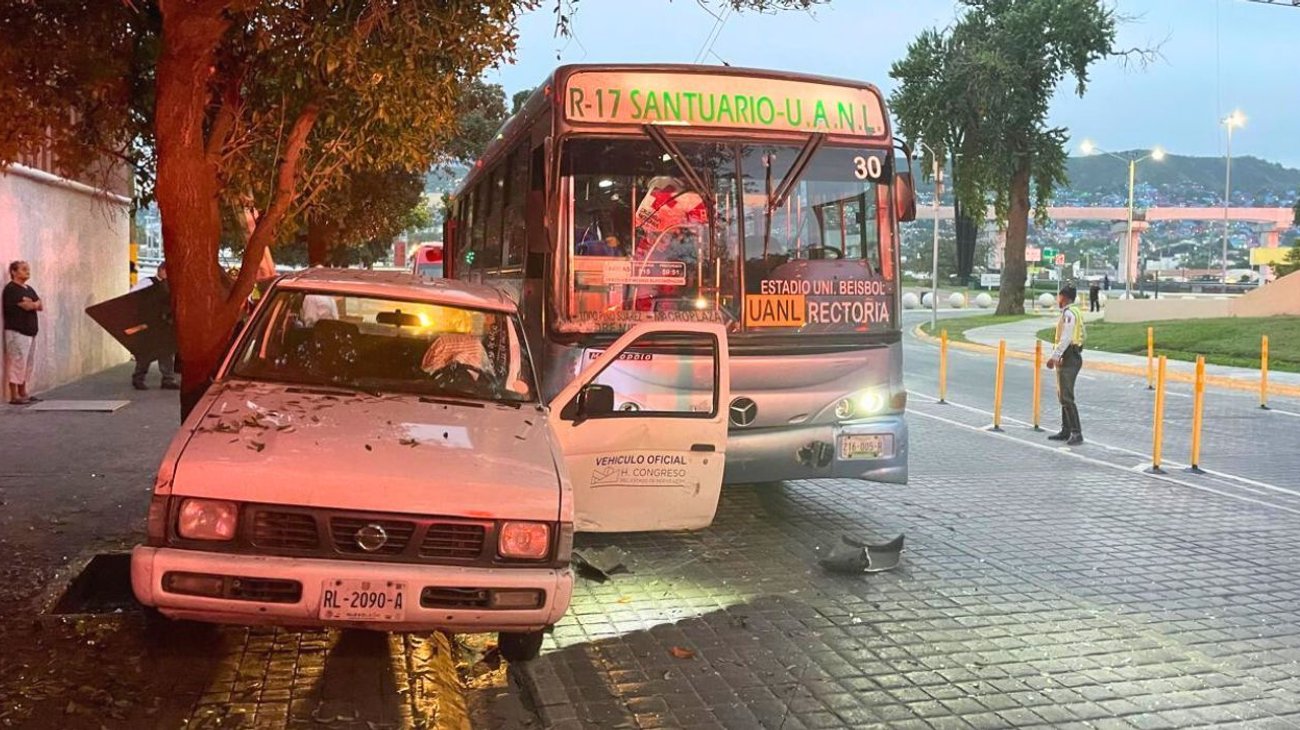 Camión invade carril y embiste camioneta en centro de Monterrey